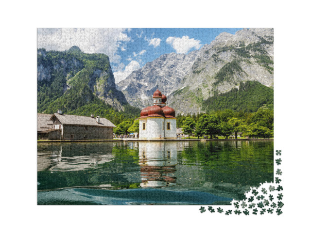 Puzzle 2000 Teile „Blick vom Königssee auf Kirche St. Bartholomäus, Bayern“