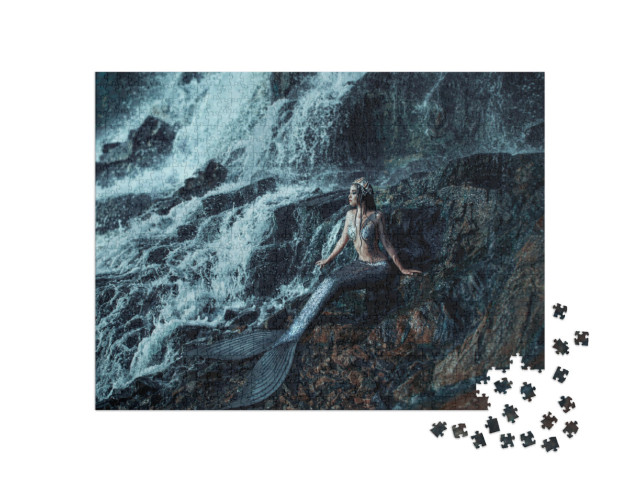 Puzzle 1000 Teile „Ruhende Meerjungfrau am felsigen Wasserfall“