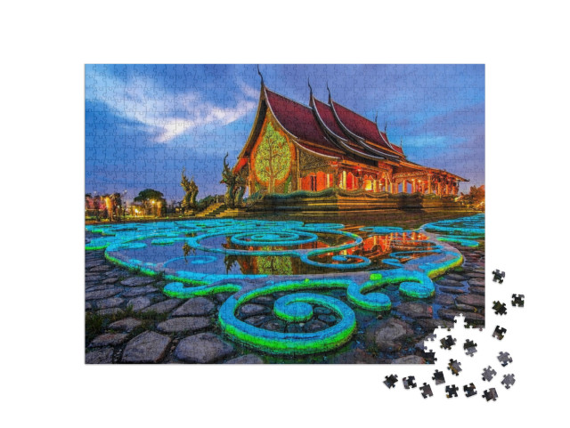 Puzzle 1000 Teile „Thailändischer Tempel: Sirindhorn Wararam Phu Prao am Abend“