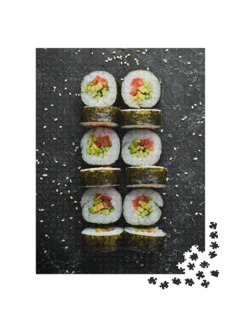 Puzzle 1000 Teile „Hausgemachtes vegetarisches Sushi mit Avocado und Tomaten“
