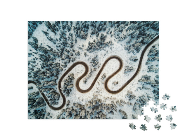 Puzzle 500 Teile „Vogelperspektive: Bergstraße in den winterlichen Dolomiten“