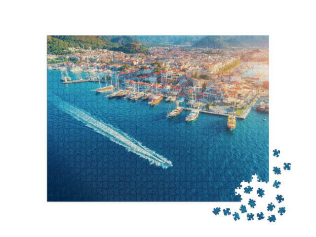 Puzzle 1000 Teile „Sonnenuntergang am Yachthafen in Marmaris: Luftaufnahme von Booten und Häusern“