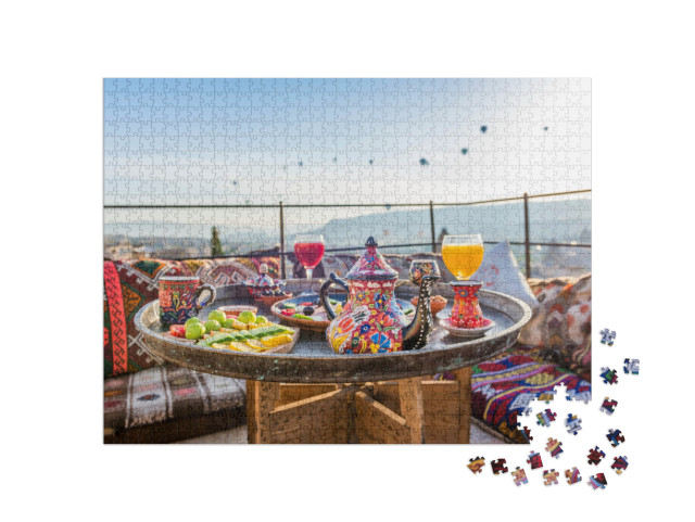 Puzzle 1000 Teile „Traditionelles türkisches Frühstück mit Blick auf Kappadokien und fliegenden Luftballons im Hintergrund“