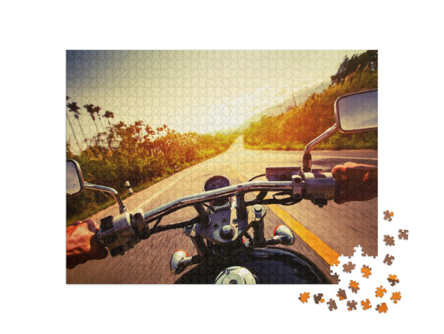 Puzzle 1000 Teile „Motorradfahrer auf einer leeren Asphaltstraße“