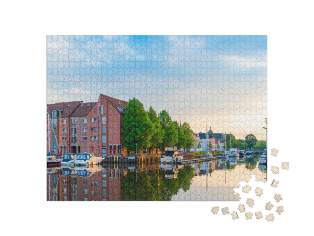 Puzzle 1000 Teile „Oldenburger Hafen: Boote ankern vor der Stadt, Deutschland“