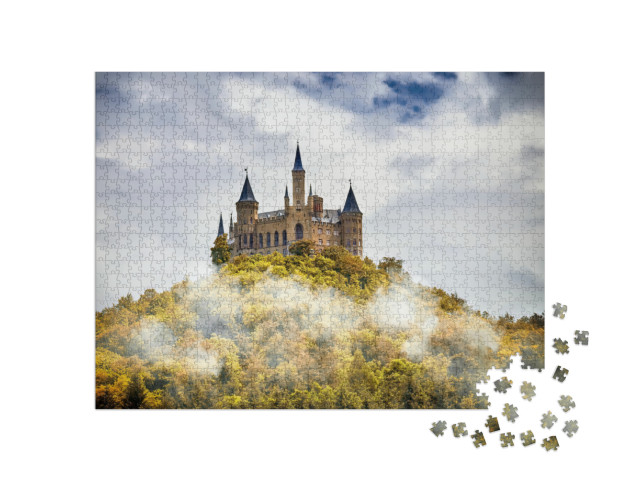 Puzzle 1000 Teile „Burg auf einem Berg im Nebel unter Wolken, Hohenzollern, Deutschland“