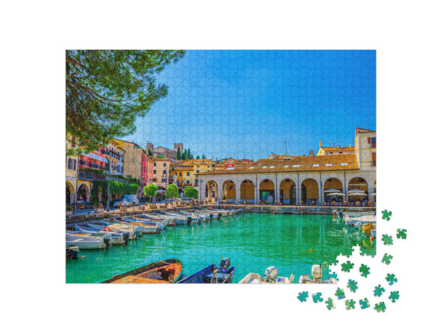 Puzzle 1000 Teile „Alter Hafen mit Motorbooten, Lombardei, Norditalien“