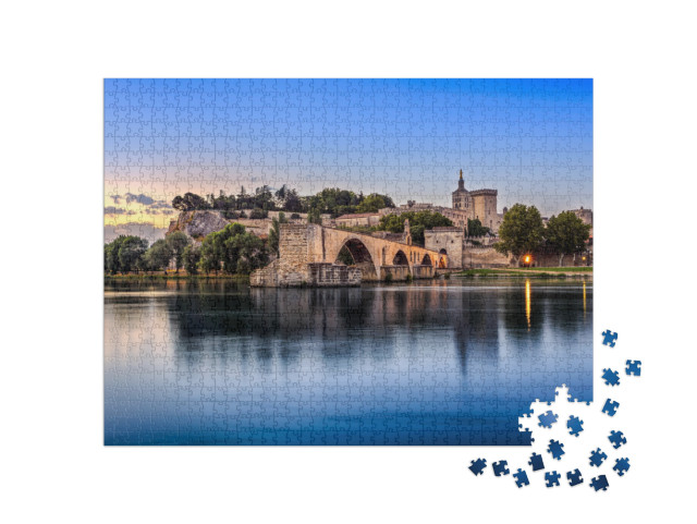 Puzzle 1000 Teile „Avignon-Brücke mit Papstpalast und Rhone, Sonnenaufgang, Frankreich“