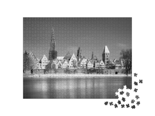 Puzzle 1000 Teile „Blick auf Ulm mit Münster und Donau bei Schnee, Schwarz-Weiß“