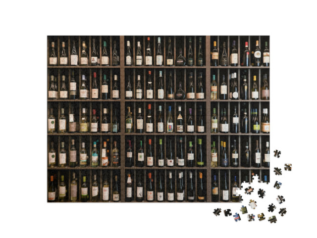 Puzzle 1000 Teile „Ein Regal voll gut sortierter Weinflaschen“