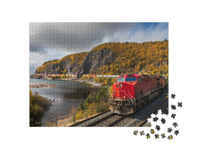 Puzzle 1000 Teile „Ein Güterzug transportiert Frachtcontainer durch die Landschaft“