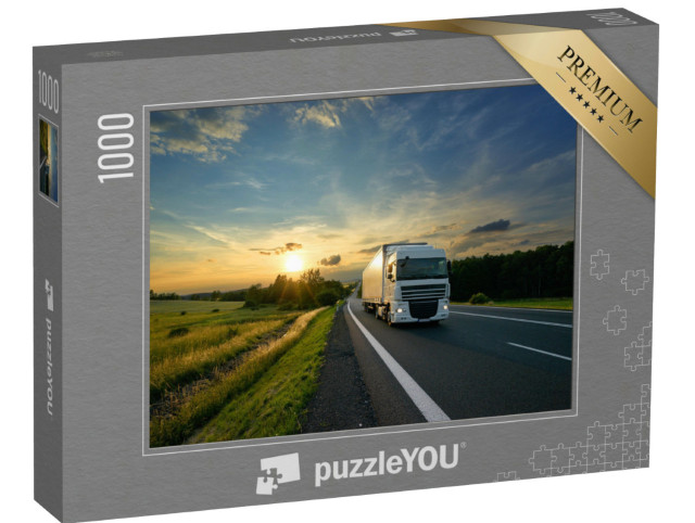 Puzzle 1000 Teile „Weißer Lastwagen fährt auf einer Straße bei Sonnenuntergang“