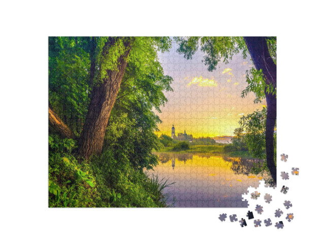 Puzzle 1000 Teile „Stimmungsvoller Sonnenaufgang über einer kleinen Insel im See“