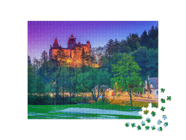 Puzzle 1000 Teile „Schloss Bran mit atemberaubenden Lichtern am Abend, Siebenbürgen, Rumänien“
