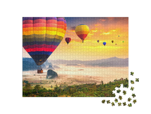 Puzzle 1000 Teile „Heißluftballons über Frühnebel, Phu Langka Nationalpark, Thailand“