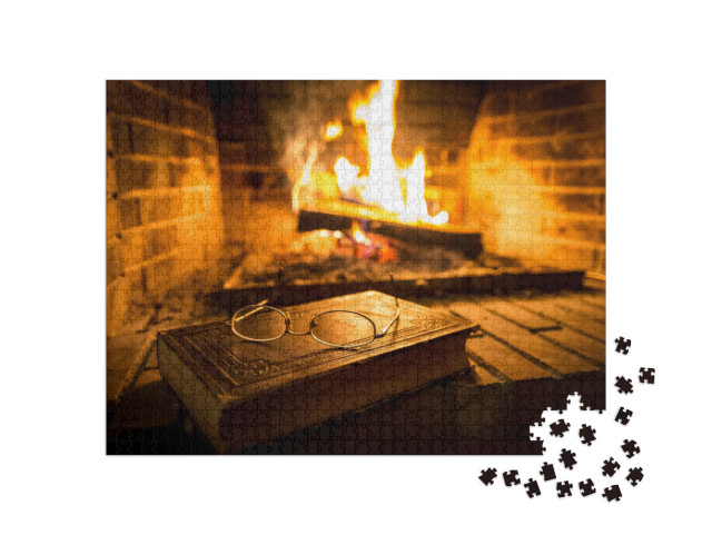 Puzzle 1000 Teile „Altes Buch mit einer Brille vor einem Kamin, prasselndes Feuer“