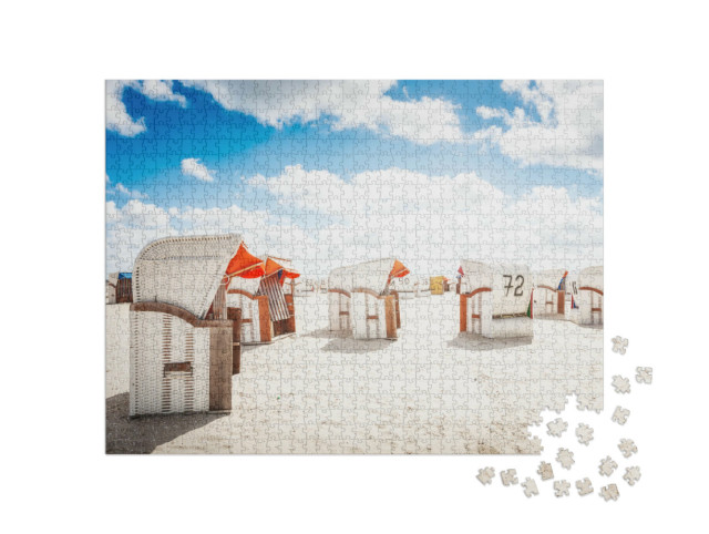 Puzzle 1000 Teile „Strandkörbe am Sandstrand, Sonnenlicht und blauer bewölkter Himmel, Nordseeküste“