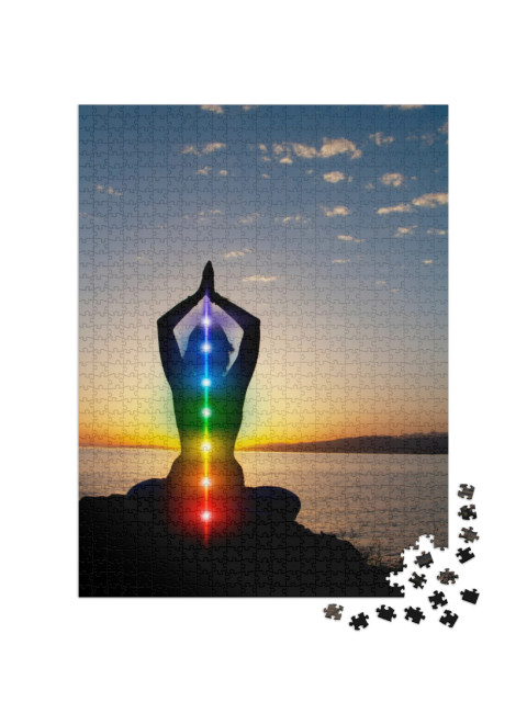 Puzzle 1000 Teile „Silhouette einer Frau sitzt im Lotus-Sitz am Strand, Yoga“