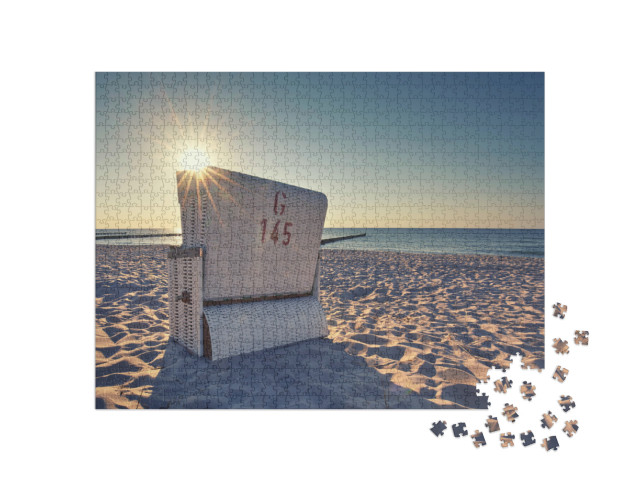 Puzzle 1000 Teile „Sonnenuntergang am Ostseestrand, Strandkorb im weißen Sand stehend“