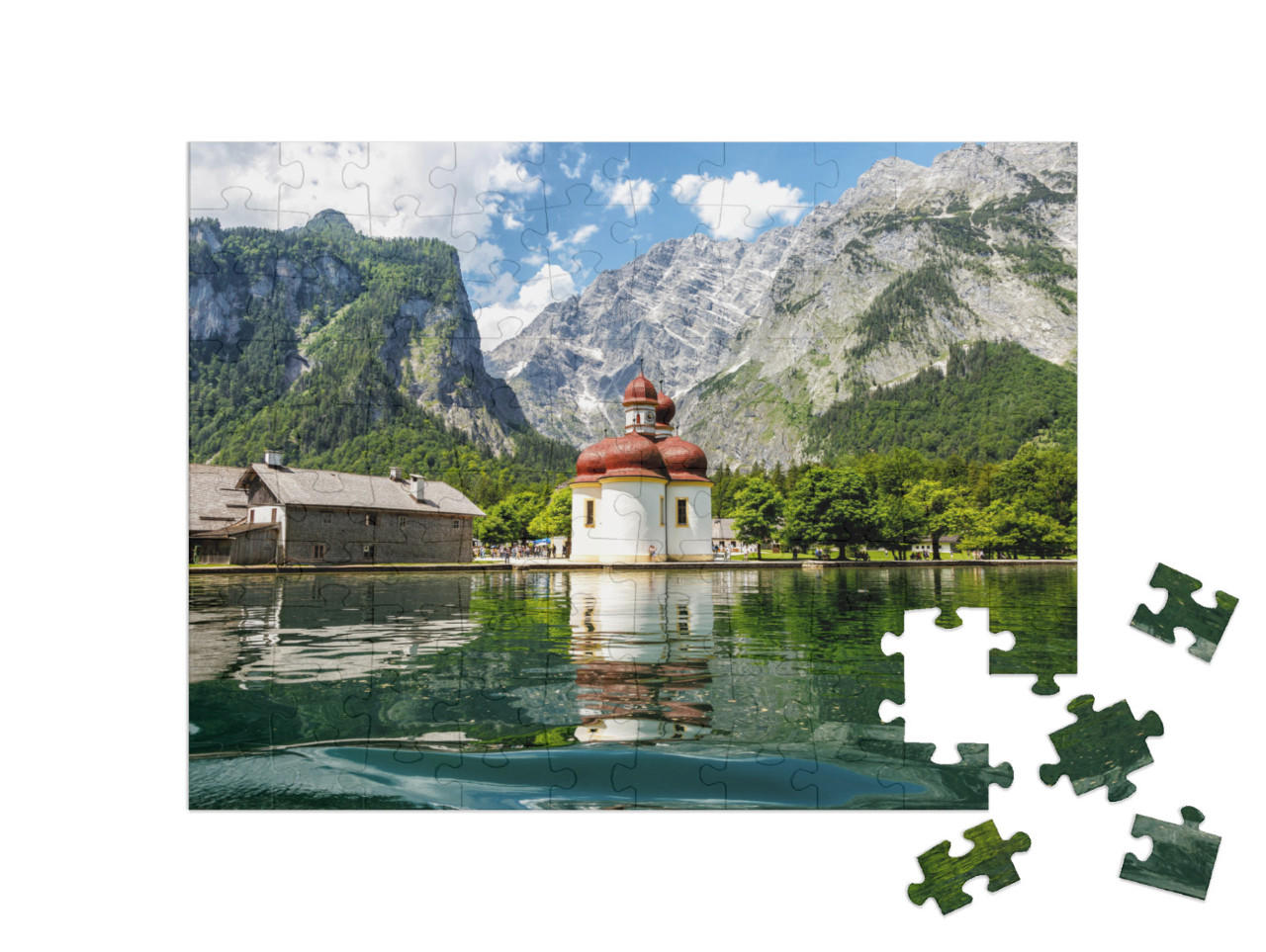 Puzzle 100 Teile „Blick vom Königssee auf Kirche St. Bartholomäus, Bayern“