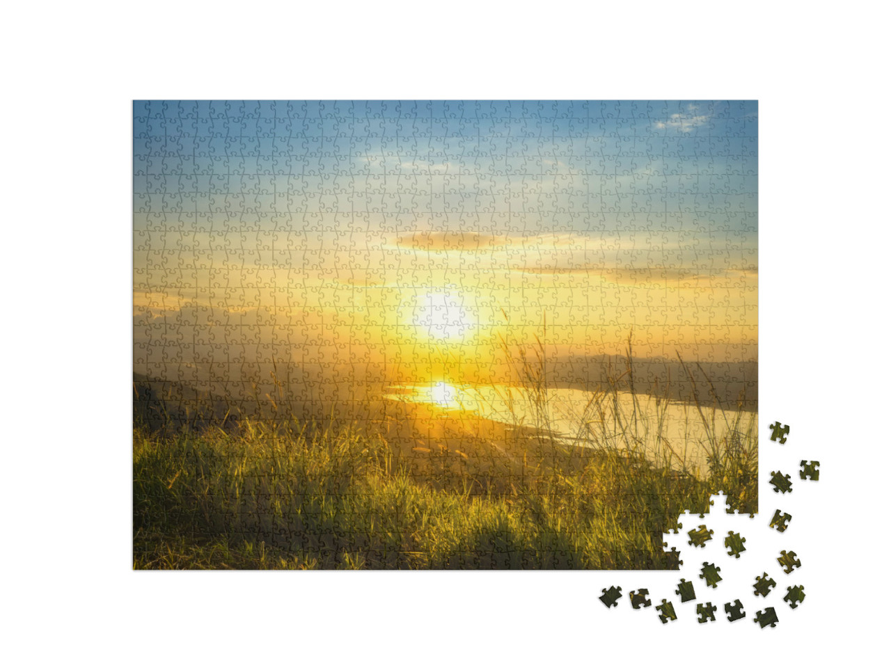 Puzzle 1000 Teile „Ruhiger Sonnenaufgang über einem See und grünen Hügeln“