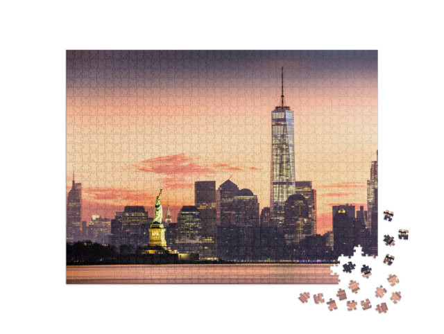 Puzzle 1000 Teile „Lower Manhattan mit beleuchteter Freiheitsstatue im Sonnenaufgang“