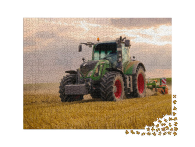 Puzzle 2000 Teile „Grüner Traktor pflügt ein Getreidefeld, Himmel mit Wolken“