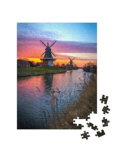 Puzzle 200 Teile „Zwillingsmühlen von Greetsiel, Ostfriesland bei Sonnenaufgang“