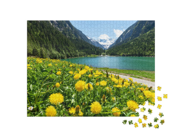 Puzzle 1000 Teile „Sommer in den Tiroler Alpen: Löwenzahn und Bergsee, Zillertal, Österreich“