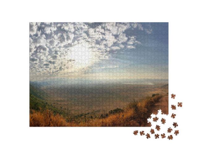 Puzzle 1000 Teile „Panorama des Ngorongoro-Kraters mit sonnigem, blauem Himmel“