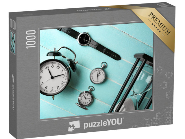 Puzzle 1000 Teile „Verschiedene Uhren auf einem hellblauen Tisch, Taschenuhr, Sanduhr, Wecker“
