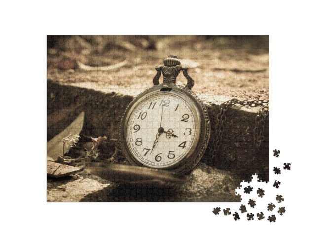 Puzzle 1000 Teile „Aufgeklappte Taschenuhr lehnt an Bordstein, Bild in Sepiafarben“