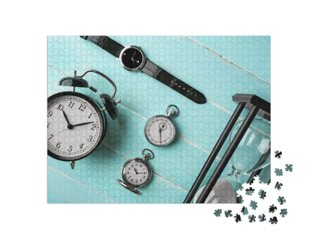 Puzzle 1000 Teile „Verschiedene Uhren auf einem hellblauen Tisch, Taschenuhr, Sanduhr, Wecker“