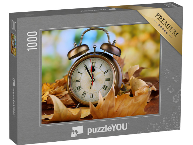 Puzzle 1000 Teile „Alte Uhr auf Blättern im Herbst, Wecker auf Holztisch“