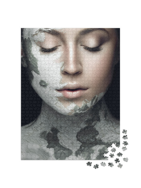 Puzzle 1000 Teile „Ästhetische Fotografie: Frau mit mineralischer Maske, schwarz-weiß“