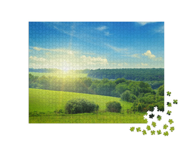 Puzzle 1000 Teile „Grüne Wiesen und Wälder im Sonnenaufgang“