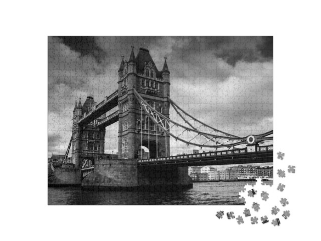 Puzzle 1000 Teile „Tower Bridge in London, schwarz-weiß“