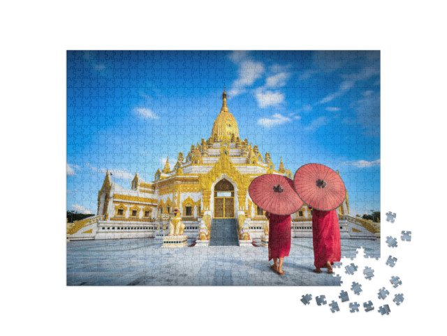 Puzzle 1000 Teile „Mönche mit roten Regenschirmen vor der Swe Taw Myat Pagode, Yangon, Myanmar“