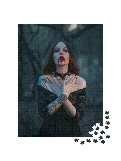 Puzzle 1000 Teile „Vampirfrau mit scharfen Reißzähnen, Blutstropfen auf roten Lippen“