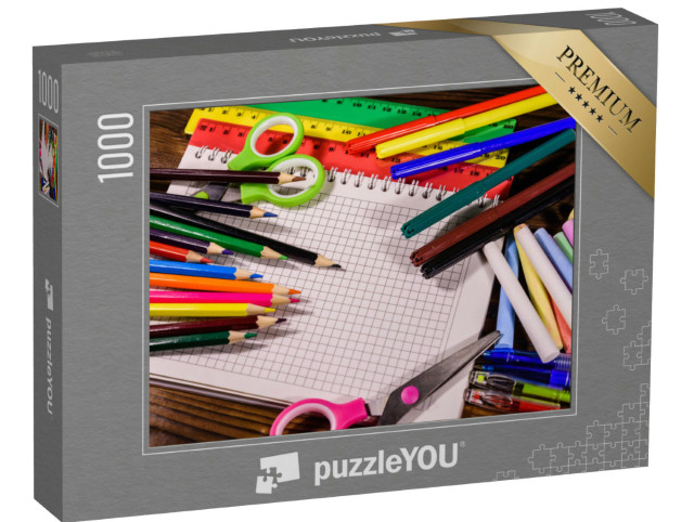 Puzzle 1000 Teile „Schulsachen auf dunklem Holztisch“
