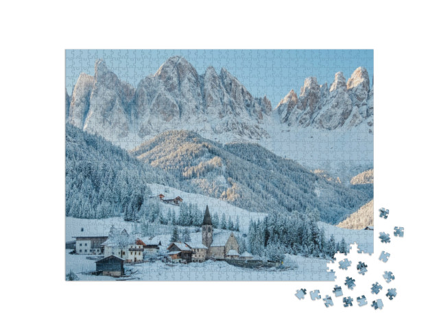 Puzzle 1000 Teile „Schneebedecktes Dorf Val di Funes, Südtirol, Italien“