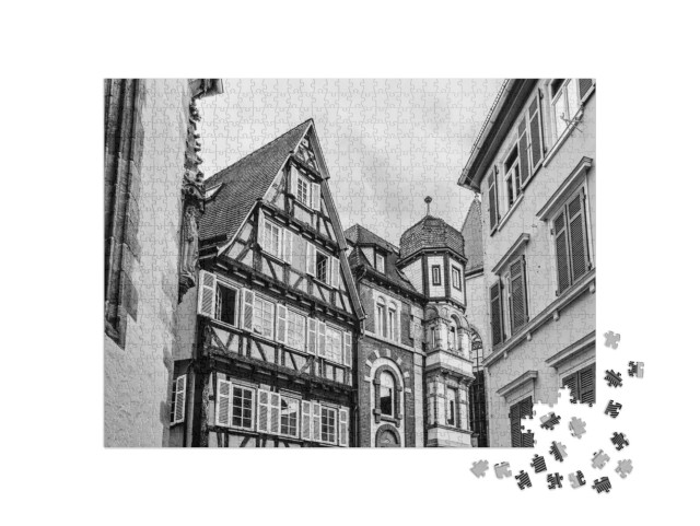 Puzzle 1000 Teile „Fachwerkhäuser in der Altstadt von Tübingen, Deutschland, schwarz-weiß“