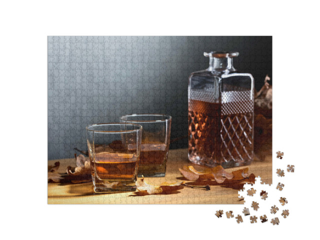 Puzzle 1000 Teile „Whiskey und vertrocknete Eichenblätter auf einem alten Holztisch“