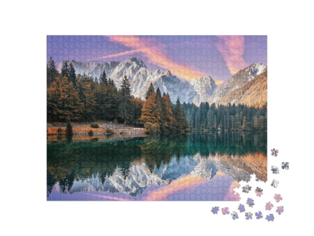 Puzzle 1000 Teile „Sonnenaufgang im Herbst am Fusine-See vor dem Mongart“