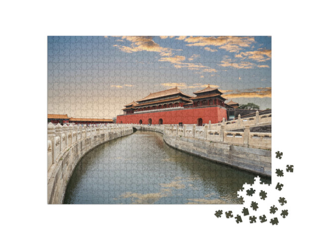 Puzzle 1000 Teile „Die Verbotene Stadt, goldene Wasserbrücke mit Sonnenuntergangslicht in Peking, China“
