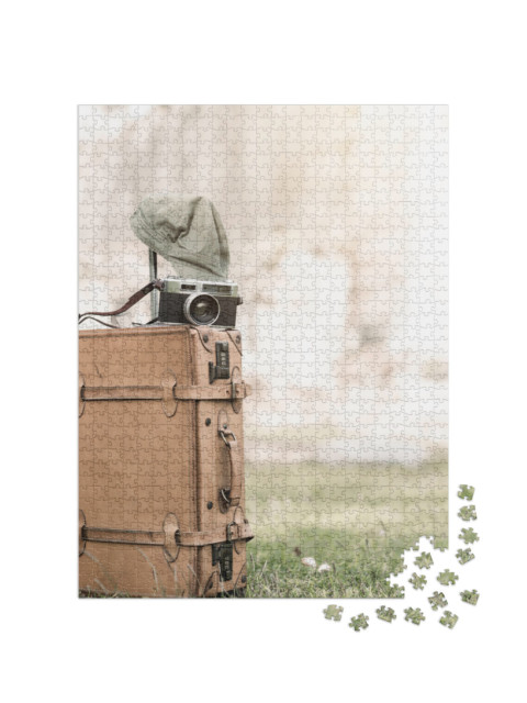 Puzzle 1000 Teile „Vintage-Kamera auf einer alten Gepäcktasche im Gras, Vintage-Ton“