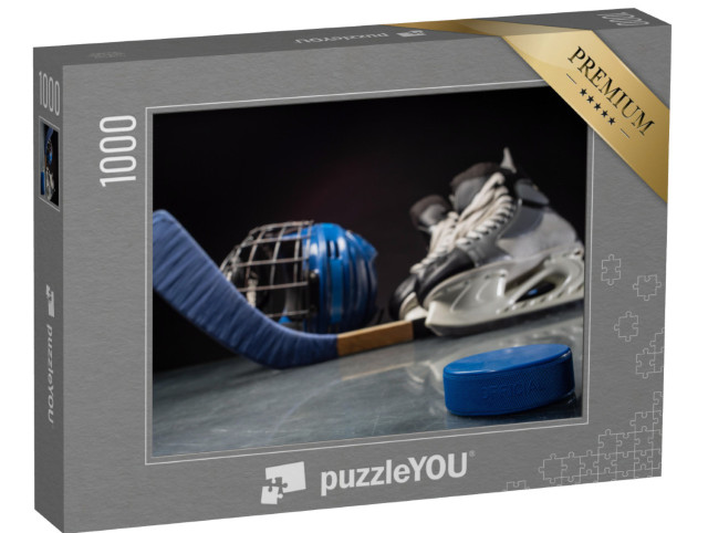 Puzzle 1000 Teile „Nahaufnahme eines Hockey-Pucks und einer Hockey-Ausrüstung dahinter“