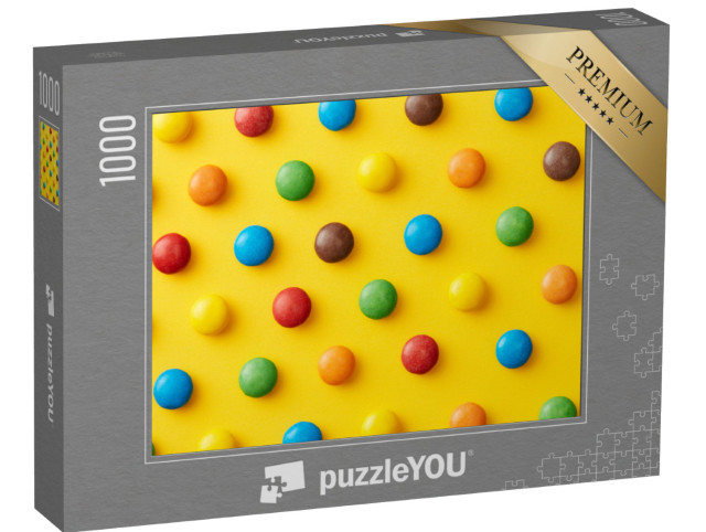 Puzzle 1000 Teile „Bunte Süßigkeiten auf einem gelben Hintergrund von oben betrachtet“
