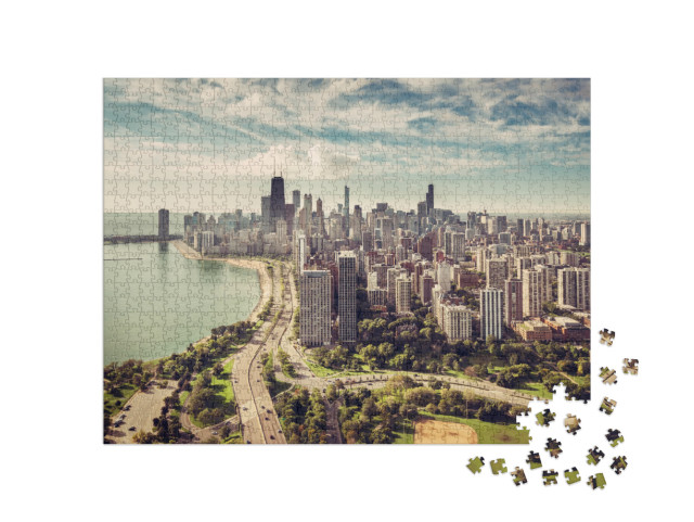 Puzzle 1000 Teile „Chicago: Skyline mit Straße am Strand aus der Luft“