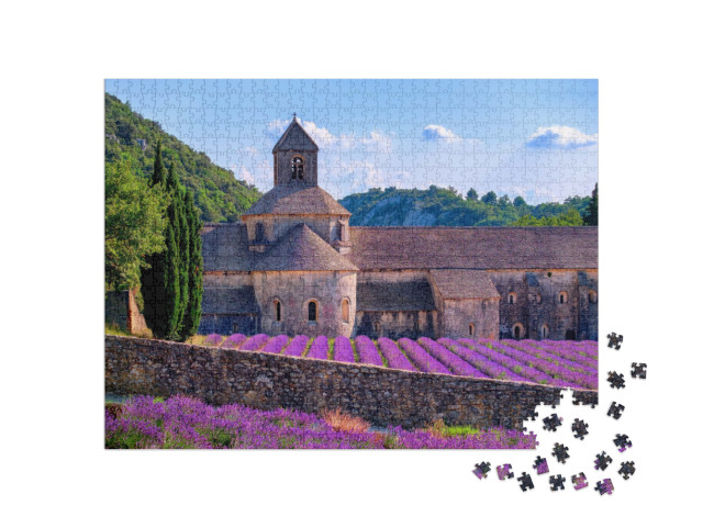 Puzzle 1000 Teile „Blühende violette Lavendelfelder im Senanque Kloster, Provence, Südfrankreich“